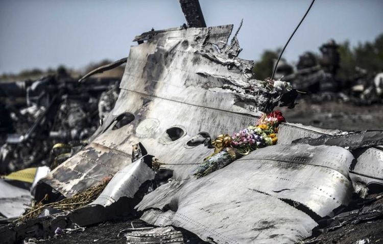 fot. Bulent Kilic / AFP / Getty Images / 26 czerwca 2014
Kwiaty pozostawione przez rodziców ofiary katastrofy lotu 17 - samolotu malezyjskich linii lotniczych